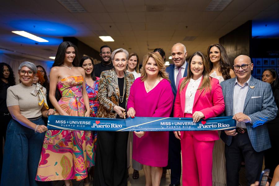 Inauguran exposición con coronas y artículos de colección de Miss Universo