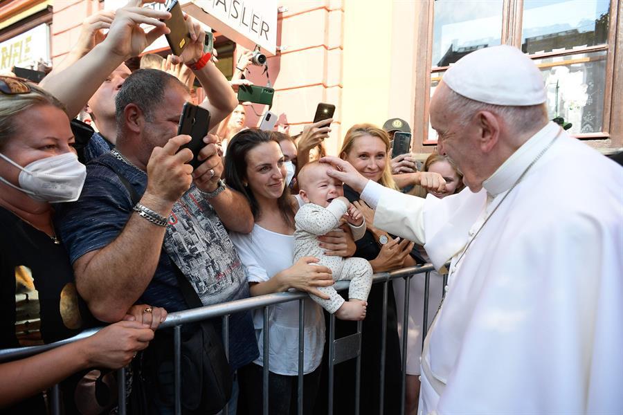 El papa invita a los jóvenes a la “fidelidad” y a no “banalizar” el amor