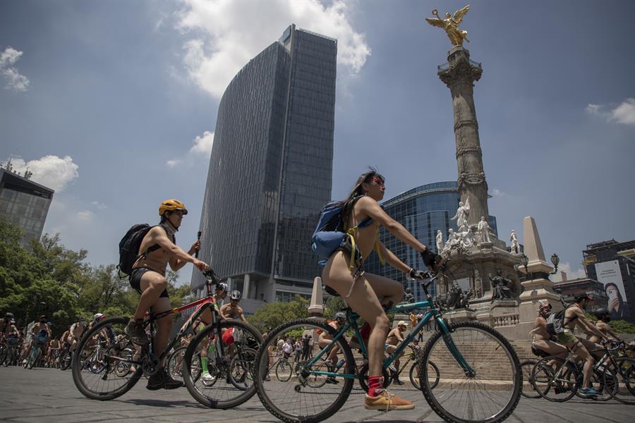 Cientos de ciclistas ruedan desnudos en Ciudad de México por seguridad vial