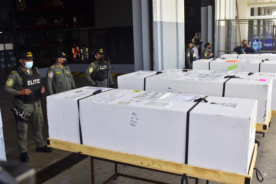 Las cajas que contienen los cuerpos de los migrantes hondureños fallecidos dentro de un tráiler en Estados Unidos llegaron hoy a San Pedro Sula. EFE