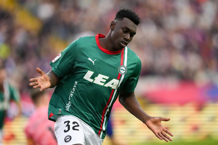 Samu Omorodion sorprendió al Barcelona con un gol en menos de 30 segundos para el Alavées.