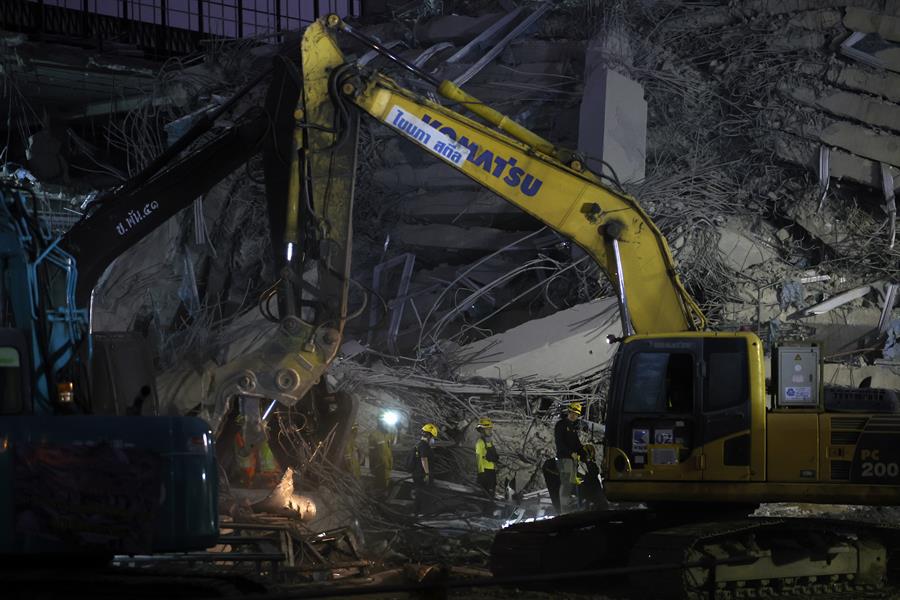 Rescatistas  buscan sobrevivientes en Birmania tras terremoto que deja más de mil muertos