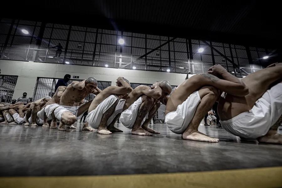 Palizas, humillaciones y amenazas: revelan torturas a migrantes en la megacárcel