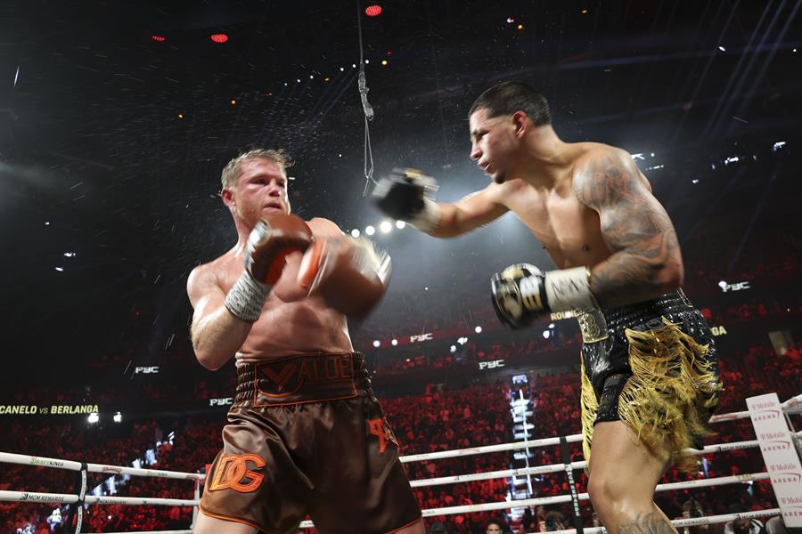 ¡‘Canelo’ Álvarez vence a Berlanga y retiene sus títulos mundiales!