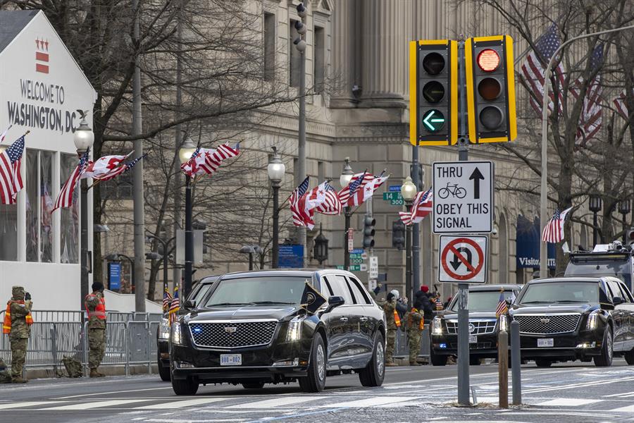 Fotografía de la caravana del presidente de los Estados Unidos, Joe Biden, y el mandatario electo, Donald Trump.