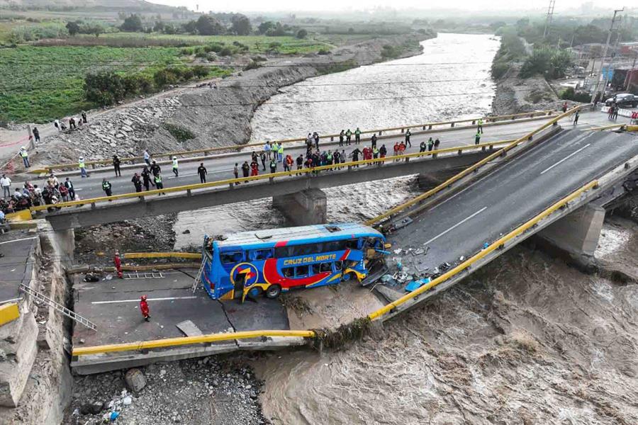 Colapso de un puente deja al menos tres fallecidos en Perú