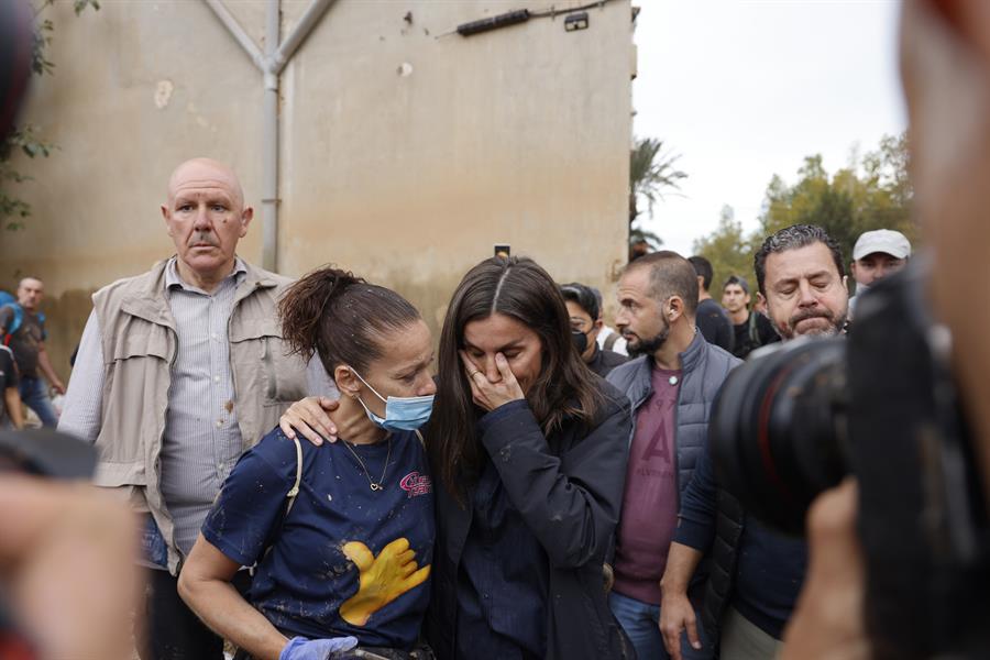 La reina Letizia, emocionada durante su visita a Paiporta este domingo, para consolar a los damnificados.