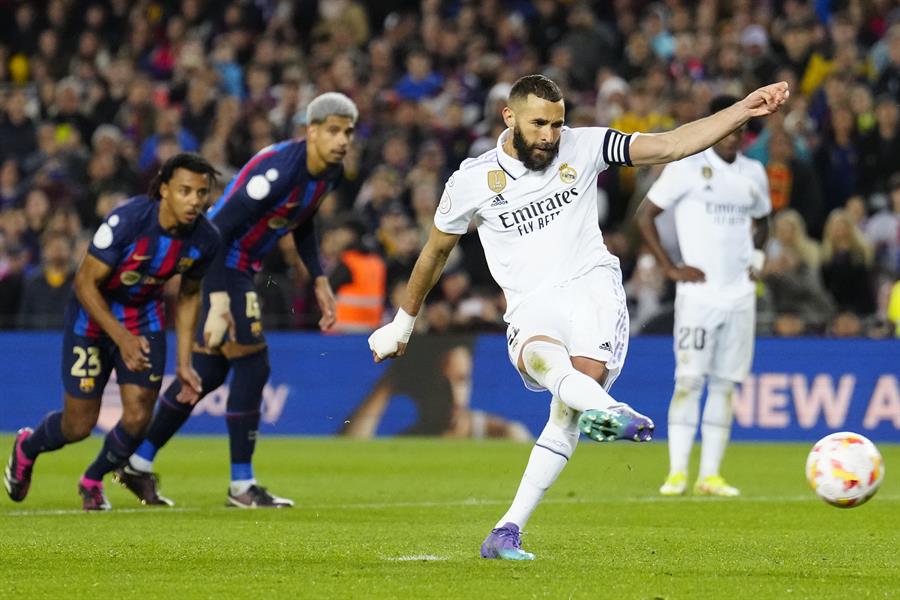 Lanzamiento del penal de Benzema para sellar el tercer tanto del Madrid.