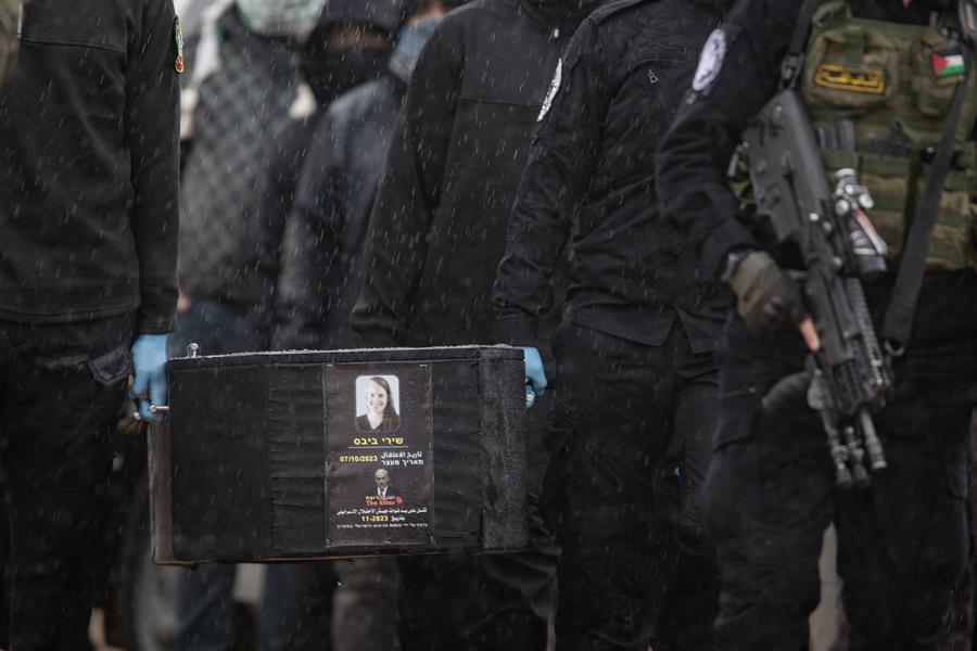 Hamás entrega los ataúdes con los cuerpos de cuatro rehenes israelíes