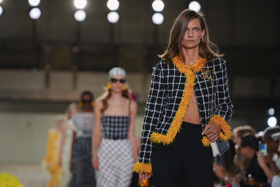 La marca Carolina Herrera celebra 45 años de moda fiel a su identidad