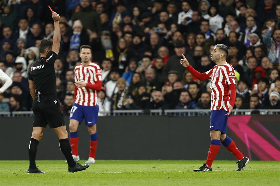 Atlético de Madrid arremete contra el abritraje en el derbi
