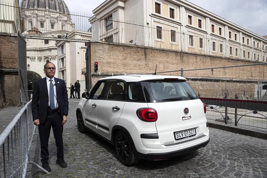 Las primeras imágenes del Papa Francisco tras salir del hospital