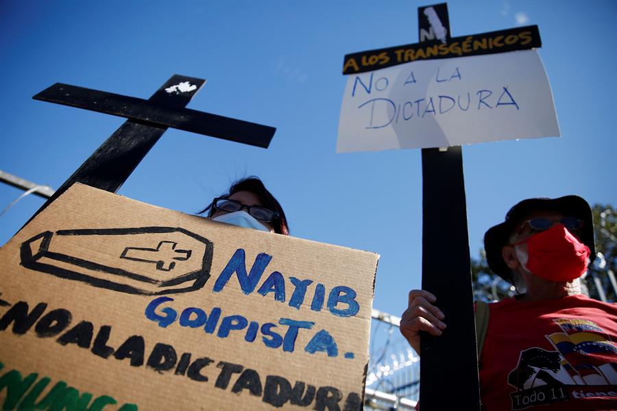 Salvadoreños protesta en el Congreso contra el presidente Bukele