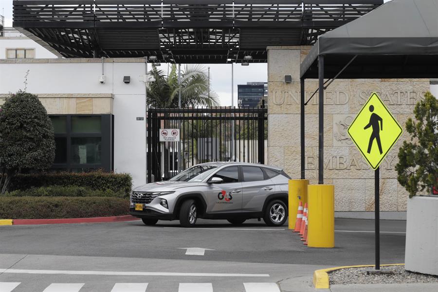 Colombianos van a la embajada de EEUU en busca de respuestas sobre visas