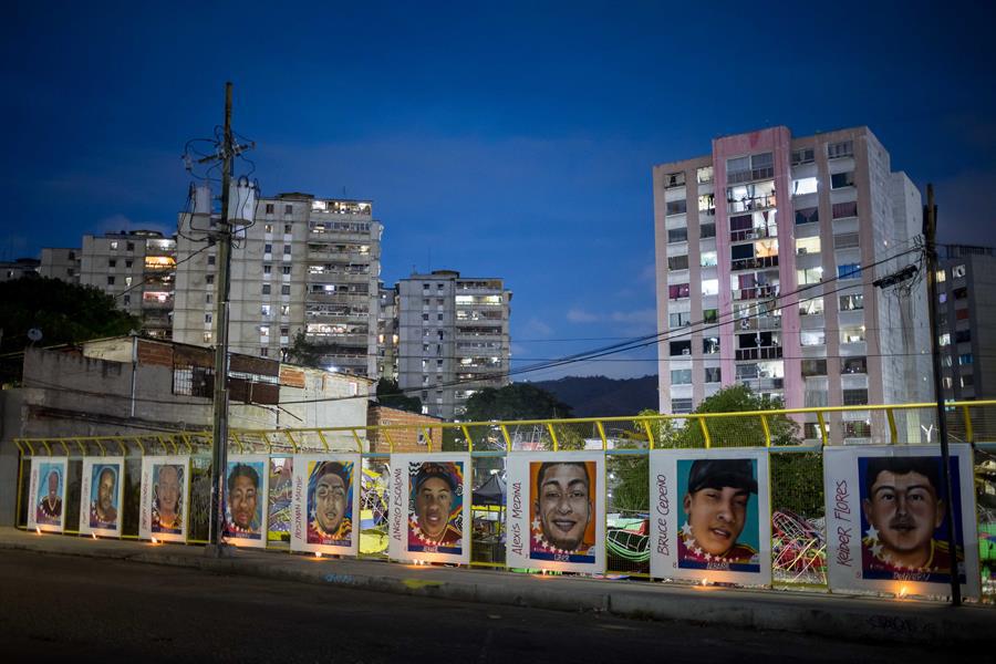Familiares de venezolanos presos en El Salvador piden a Bukele liberarlos