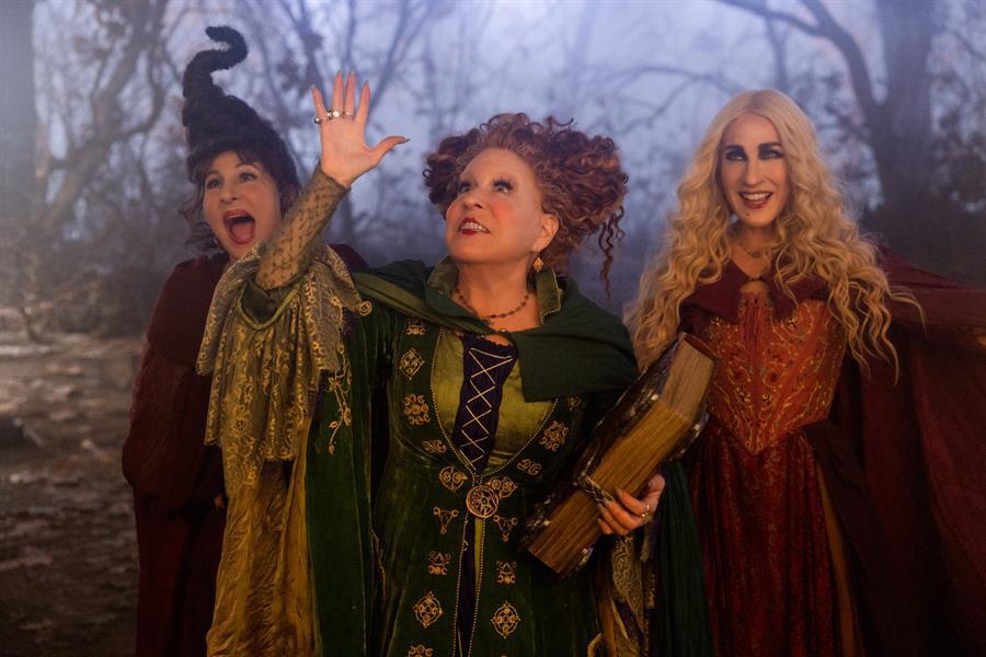 Las brujas de Salem regresan con humor y mucha nostalgia en “Hocus Pocus 2”