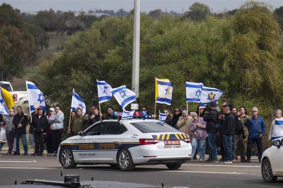 Hamás entrega los ataúdes con los cuerpos de cuatro rehenes israelíes