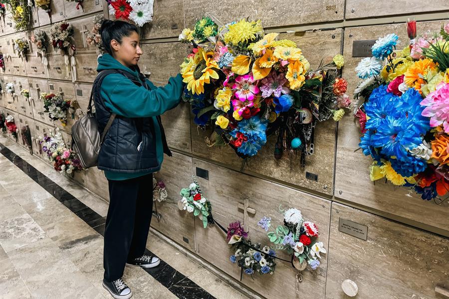Una mujer decora la tumba del cantante argentino Gustavo Cerati este 4 de septiembre de 2024, en el cementerio de la Chacarita en la Ciudad de Buenos Aires (Argentina).