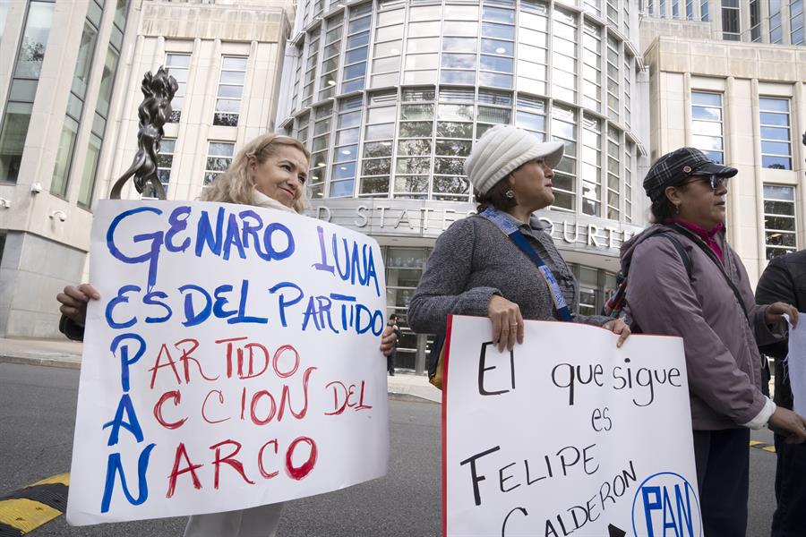 Personas frente a los tribunales de Brooklyn durante el juicio a Genaro García Luna.