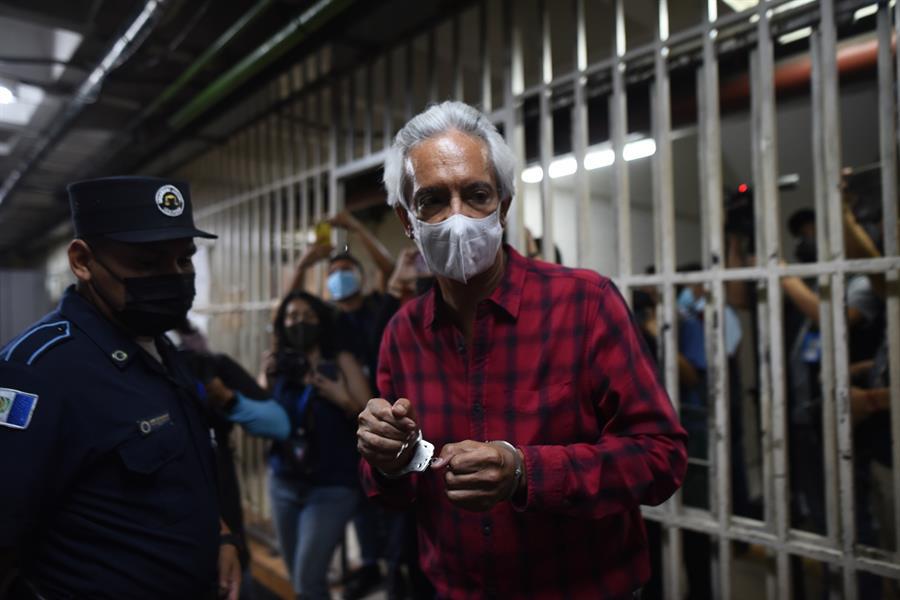 Periodista guatemalteco queda en prisión provisional en cárcel militar