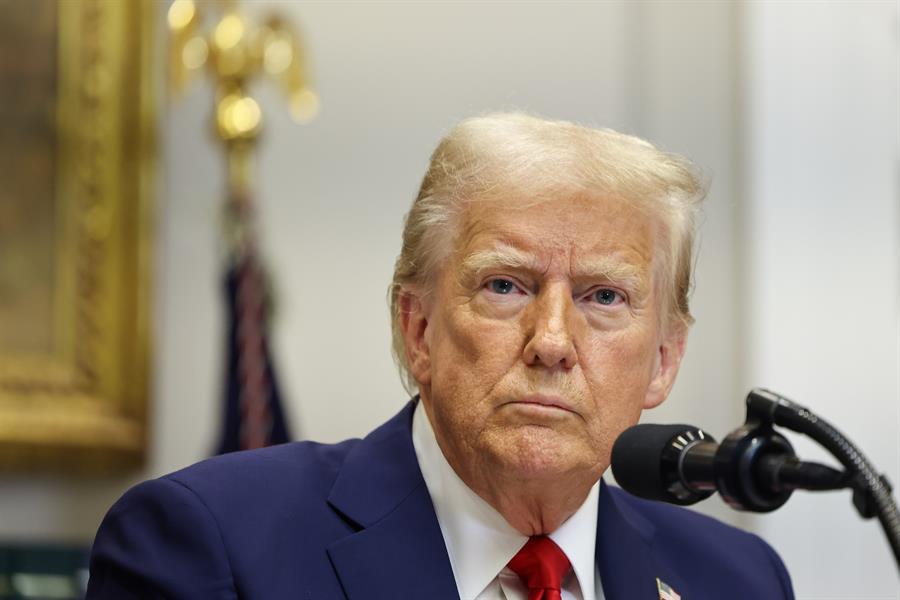 Jueza paraliza orden de Trump para acabar con ciudadanía por nacimiento