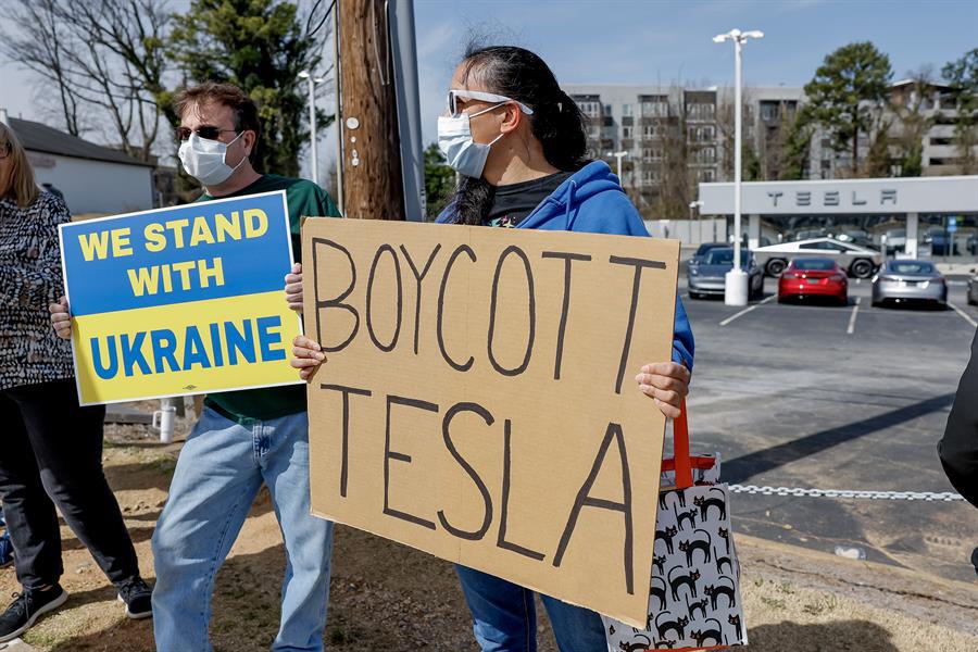 Masivas protestas y violentos ataques contra Tesla y Musk