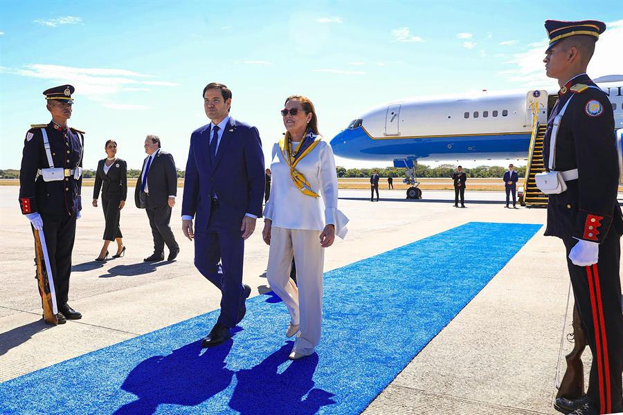 Marco Rubio llega a El Salvador para reunirse con Bukele