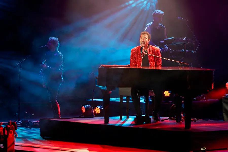 Lionel Richie interrumpe concierto y su salud preocupa a seguidores