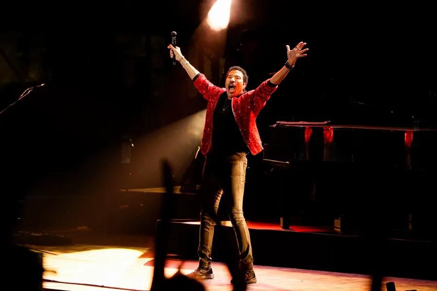 Lionel Richie interrumpe concierto y su salud preocupa a seguidores
