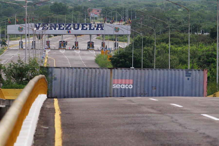 Venezuela cierra la frontera terrestre y suspende los vuelos con Colombia
