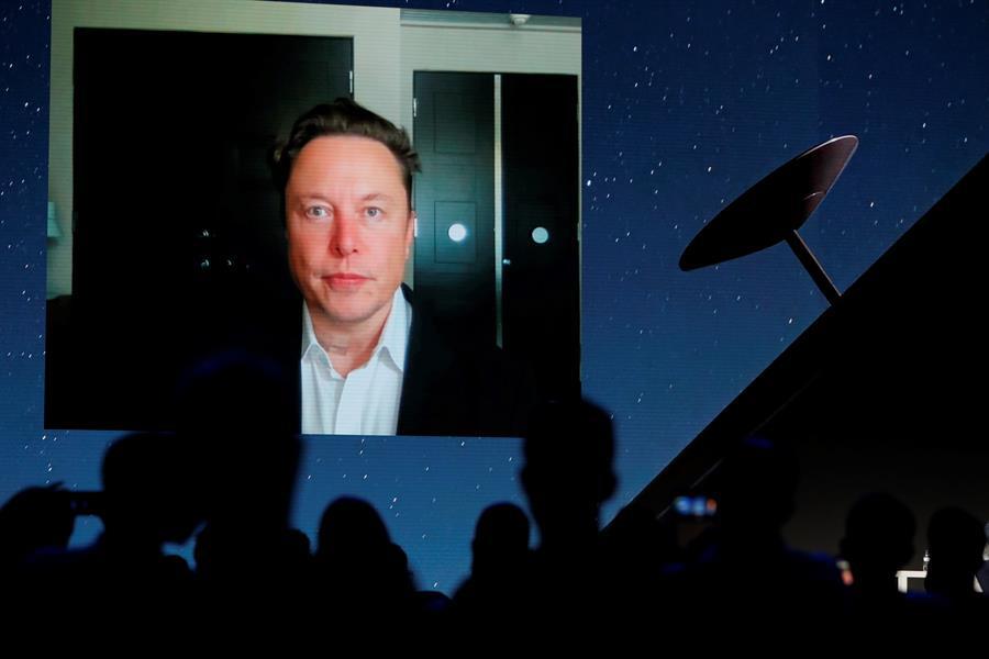 Elon Musk asegura que sigue comprometido con la compra de Twitter