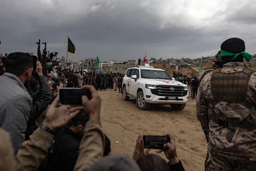 Hamás entrega los ataúdes con los cuerpos de cuatro rehenes israelíes
