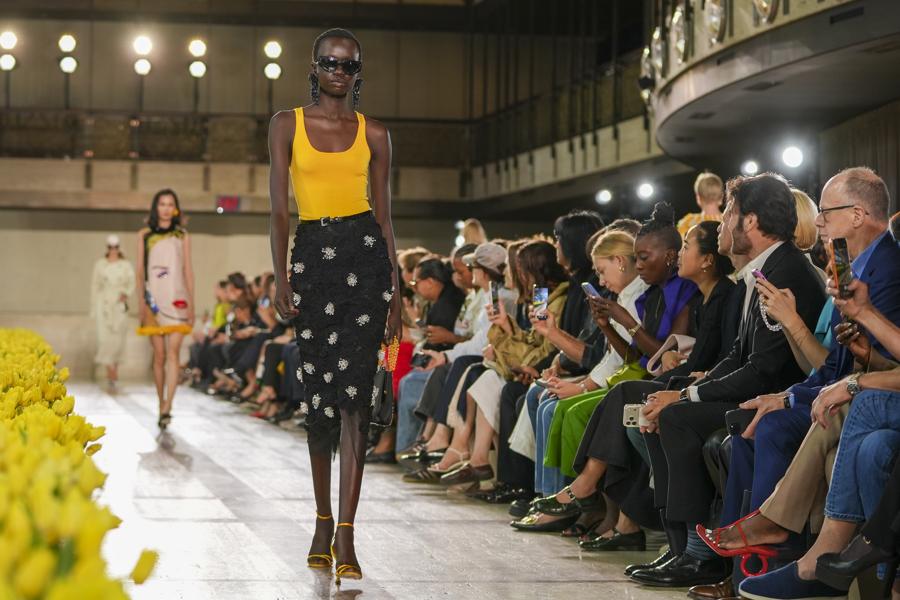 La marca Carolina Herrera celebra 45 años de moda fiel a su identidad