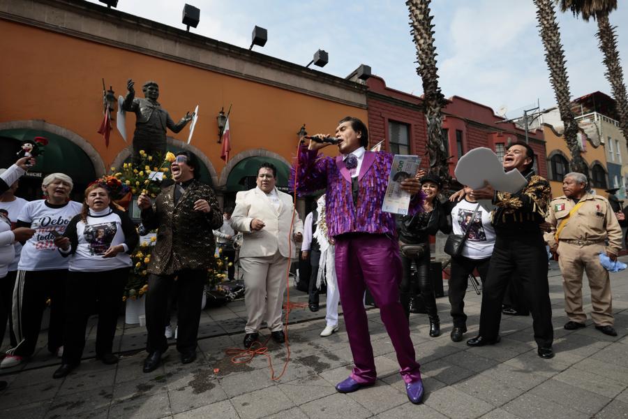 México vuelve a cantarle a Juan Gabriel 10 años después de su muerte