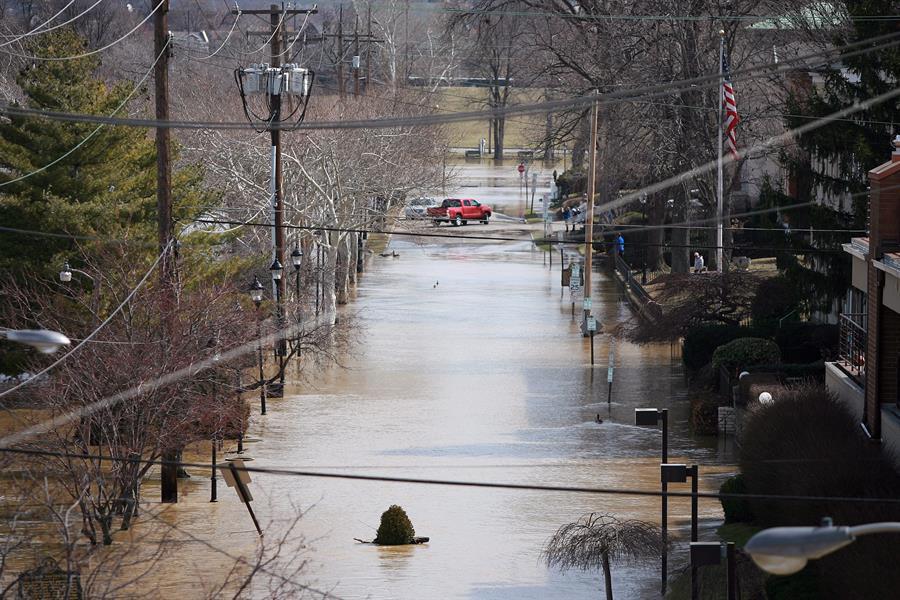 Miles de personas seguirán sin agua y electricidad en Kentucky por las inundaciones