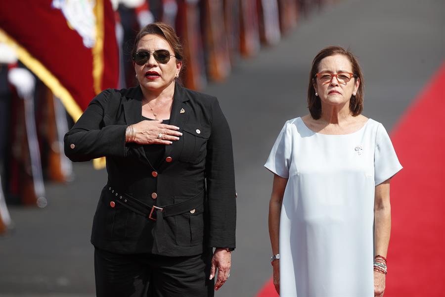 Xiomara Castro llega a El Salvador para la investidura de Nayib Bukele