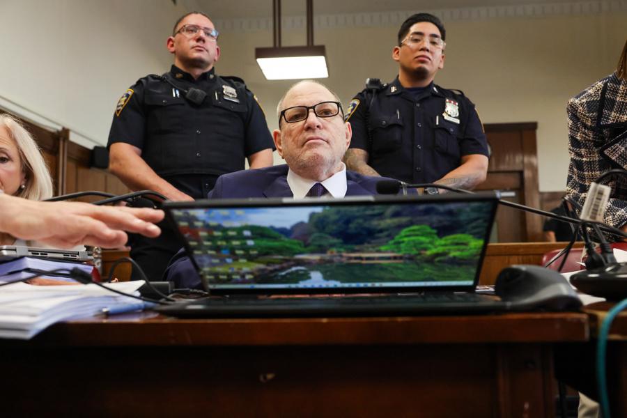 Fiscalía muestra fotos de Weinstein con Clinton o reina Isabel para destacar su influencia