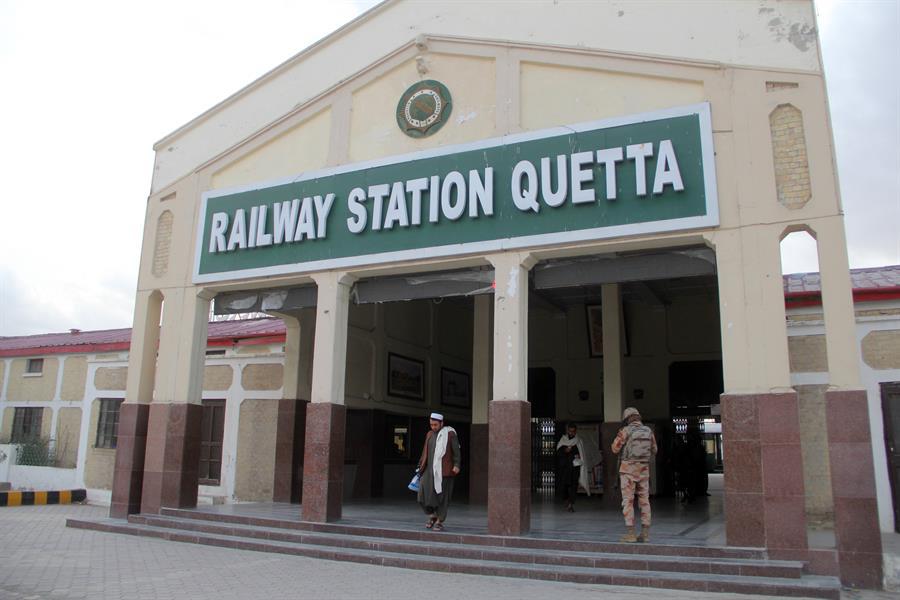 Grupo armado toma más de 180 rehenes tras el secuestro mortal de un tren en Pakistán