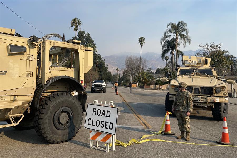 Miembros de la Guardia Nacional de California custodian una zona afectada por los incendios.