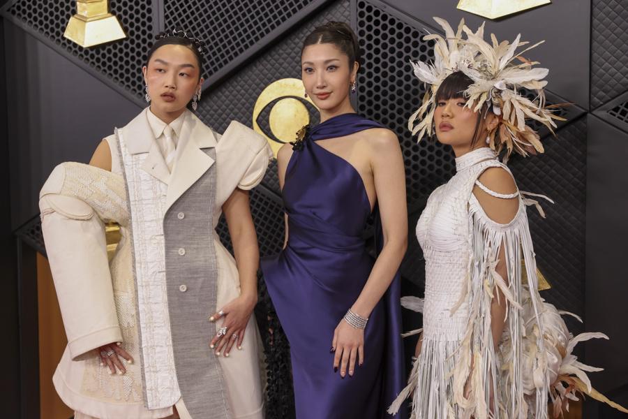 Moda Grammy 2026: Plumas, brillos y transparencias