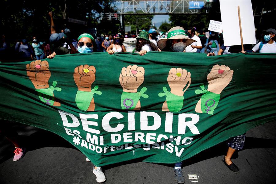 Salvadoreñas marchan por políticas sobre salud sexual y por derecho al aborto