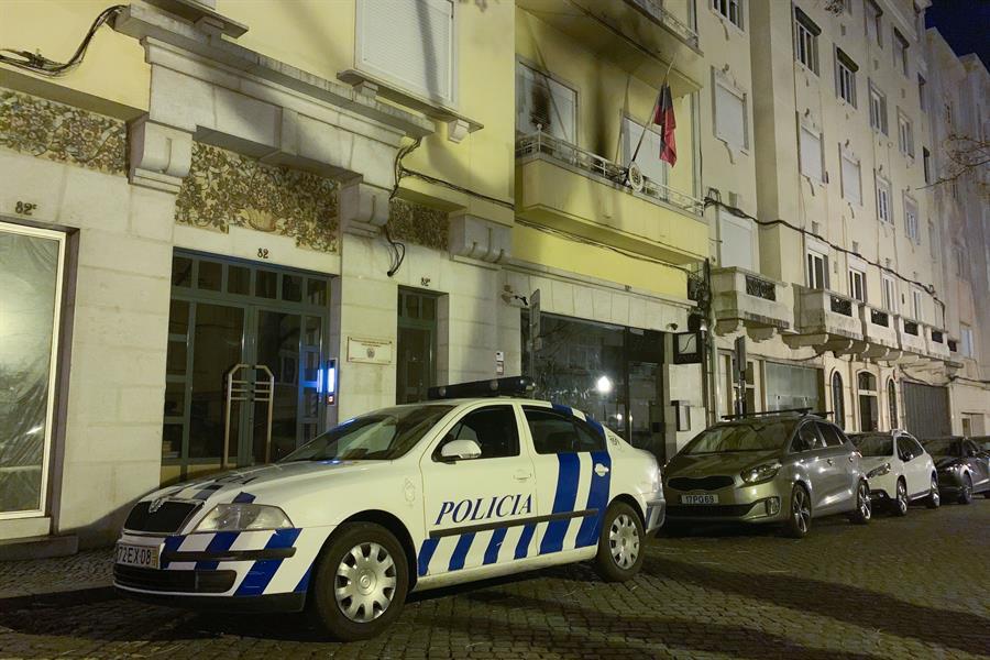 Venezuela denuncia un ataque con “bombas incendiarias” contra consulado en Lisboa