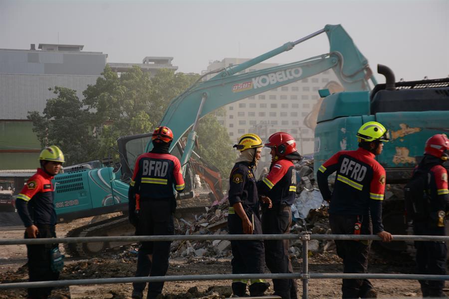 Rescatistas  buscan sobrevivientes en Birmania tras terremoto que deja más de mil muertos