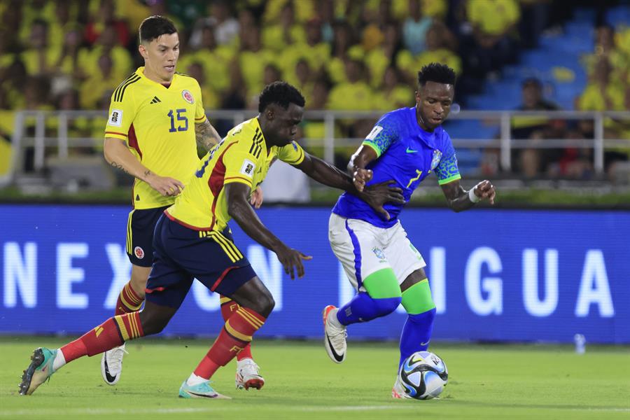VIniciuis en el duelo entre Colombia y Brasil antes de salir de cambio por su lesión.