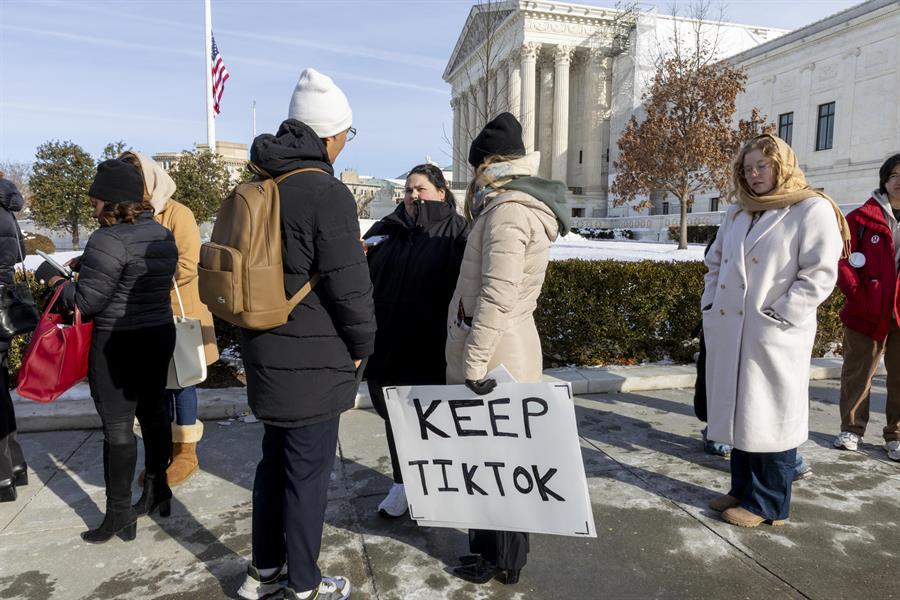 Manifestantes estadounidenses protestan contra el veto de TikTok en ese país.