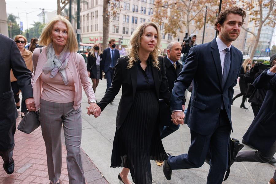 Sentenciada a once años de cárcel en EEUU la emprendedora Elizabeth Holmes