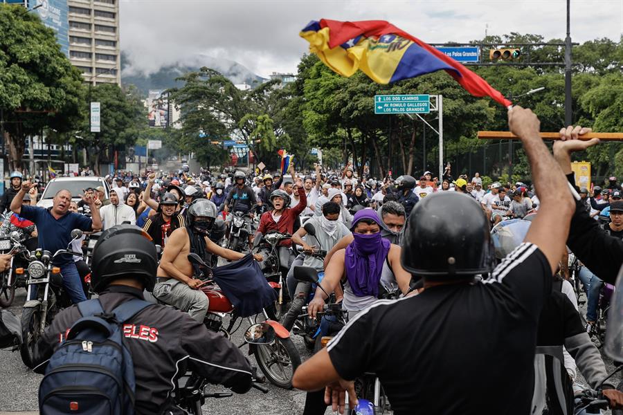 Cientos de motoristas paralizan Caracas en protesta por resultados presidenciales