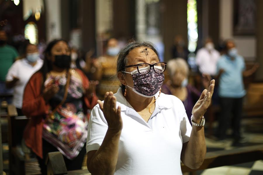 Católicos hondureños concurren a los templos por el Miércoles de Ceniza