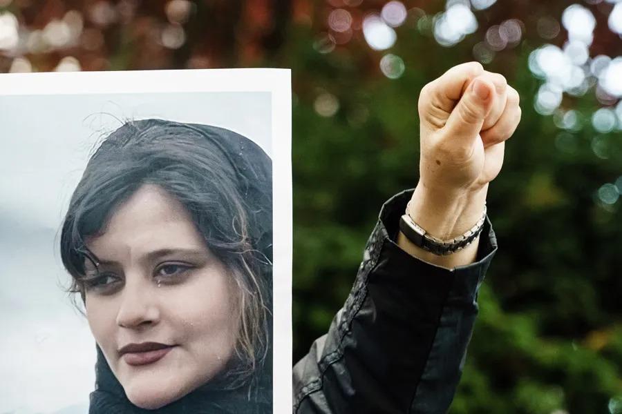 ¿Quién es Parastoo Ahmadi, la cantante condenada a 74 latigazos en Irán?