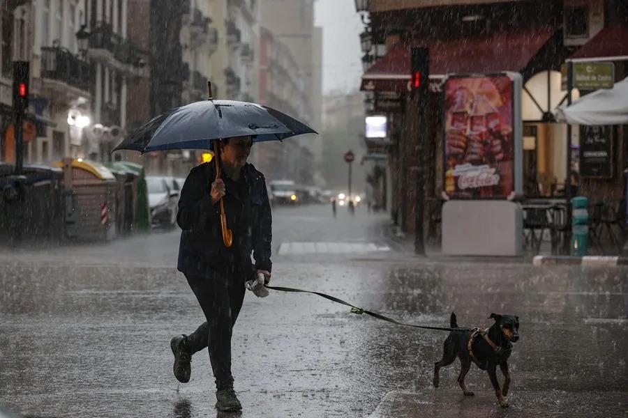Activan alerta roja en España por fuertes lluvias y riesgo de DANA